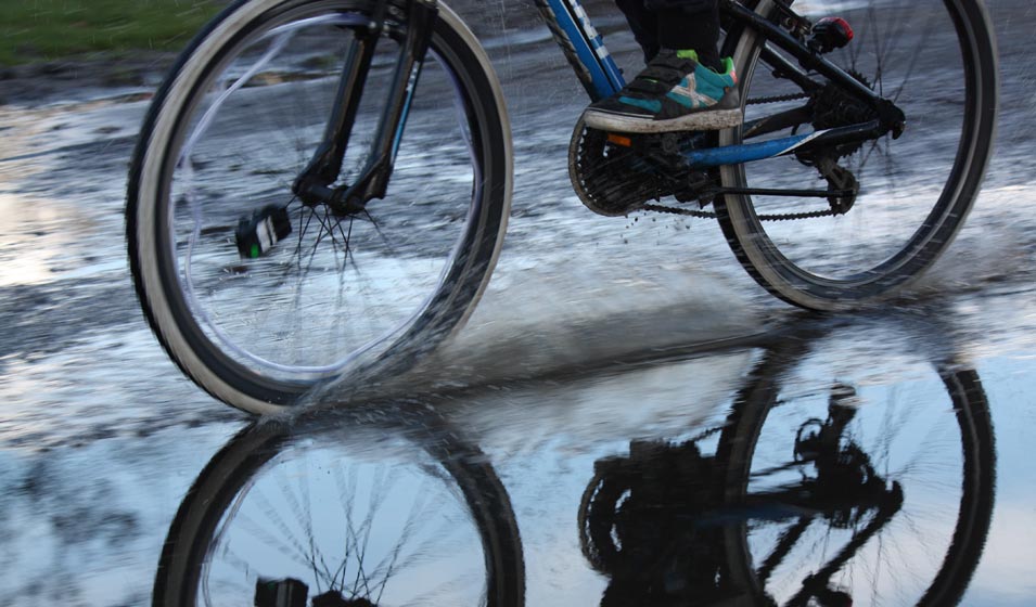 Faire du vélo sous la pluie à Annecy