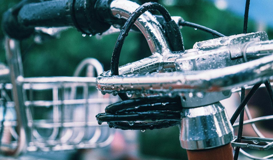 Balade à vélo sous la pluie à Annecy